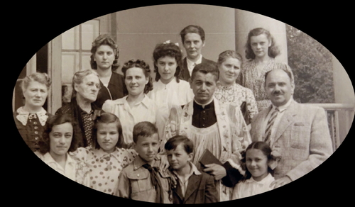 Michał Heller w mundurze harcerskim z rodzicami i ks. Stanisławem Indykiem, lata czterdzieste dwudziestego wieku