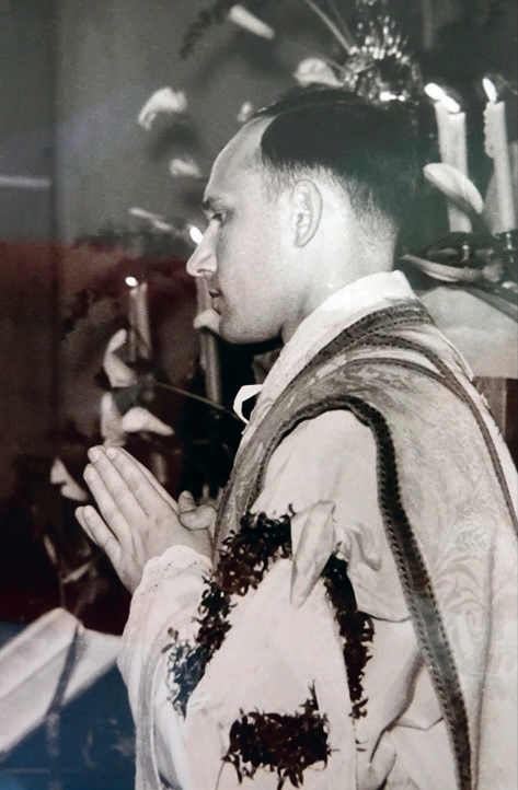 Ksiądz Michał Heller odprawia prymicyjną Mszę świętą