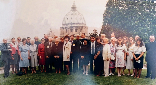 Ksiądz prof. Michał Heller (pierwszy z lewej) z uczestnikami konferencji Papieskiej Akademii Nauk zorganizowanej z okazji trzechsetnej rocznicy publikacji Matematycznych zasad filozofii naturalnej Izaaka Newtona, Rzym, 1988 r.