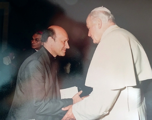 Ksiądz profesor Michał Heller z papieżem Janem Pawłem Drugim, Rzym, lata osiemdziesiąte dwudziestego wieku