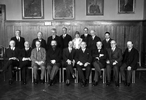 Andrzej Lubomirski (siedzi trzeci z lewej) podczas spotkania przedstawicieli polskich i czechosłowckich organizacji rolniczych w Krakowie, marzec 1929 r. (fot. ze zbiorów Narodowego Archiwum Cyfrowego)