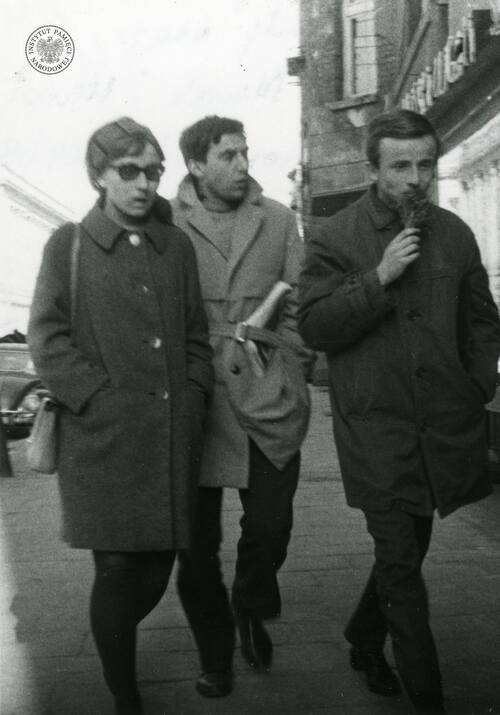 Od lewej: Elżbieta Magdalena Warot, Marek Izdebski, Jan Krzysztof Kelus. Warszawa (prawdopodobnie ul. Żurawia, pomiędzy ul. Parkingową a ul. Kruczą), 9 kwietnia 1968 r. (fot. z zasobu IPN)
