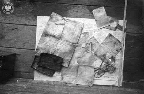 Dokumenty znalezione przy zwłokach Macieja Rataja, przedwojennego marszałka Sejmu (fot. Karol Szczeciński, z zasobi AIPN)