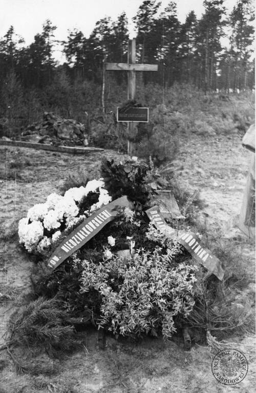 Tymczasowy grób Mieczysława Niedziałkowskiego, przedwojennego działacza PPS, członka Rady Politycznej Służby Zwycięstwu Polski (fot. Karol Szczeciński, z zasobi AIPN)