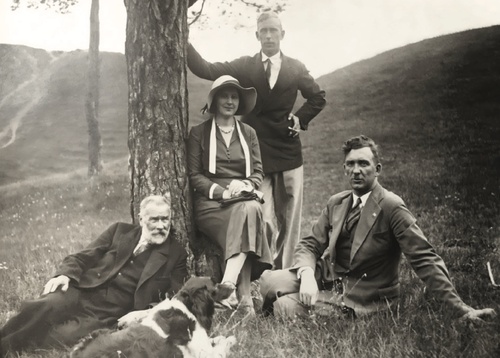 Kazimierz Sakowicz (pierwszy z prawej) i Maria Sakowicz, lata trzydzieste. Fot. ze zbiorów Marii Wieloch