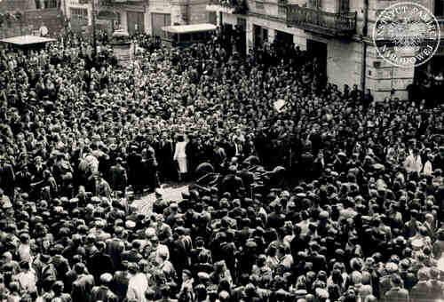 Uczestnicy procesji Bożego Ciała w Lublinie w 1949 r. wokół przewróconego samochodu (fot. z zasobu IPN)