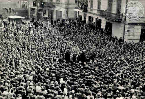 Uczestnicy procesji Bożego Ciała w Lublinie w 1949 r. wokół przewróconego samochodu (fot. z zasobu IPN)