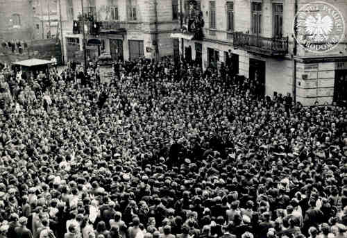 Uczestnicy procesji Bożego Ciała w Lublinie w 1949 r. wokół przewróconego samochodu (fot. z zasobu IPN)
