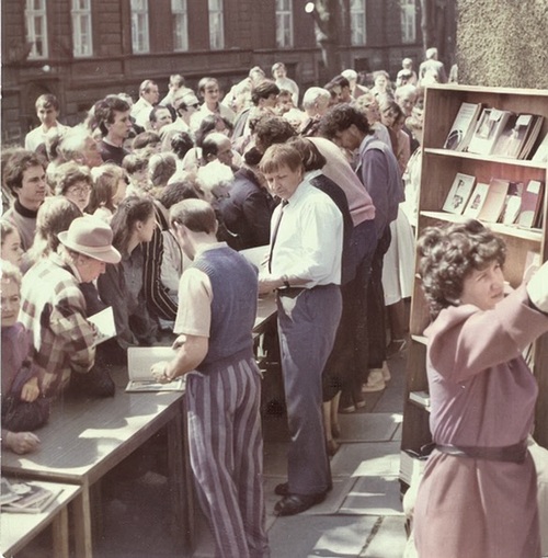 Kiermasz książek zorganizowany przez DLP przed kościołem św. Mikołaja wiosną 1989 r. Tyłem, w kamizelce Bogdan Szozda, obok niego Piotr Wojciechowski. Fot. ze zbiorów Andrzeja Grajewskiego