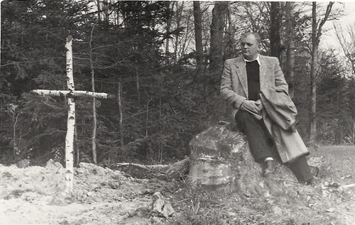 Franciszek Lutak przy mogile brata Józefa. Fot. ze zbiorów Jadwigi Płoszyńskiej