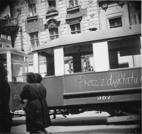 Napis Przecz z dyktaturą na wagonie tramwajowym.