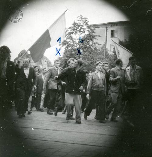 Pochód demonstrantów z biało-czerwonymi flagami prawdopodobnie na ulicy Dąbrowskiego w Poznaniu