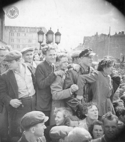 Demonstranci na ul. Czerwonej Armii (obecnie Święty Marcin). Zdjęcie wykonane potajemnie z modelu fotograficznego - rogi zdjęcia zaciemnione. Poznań, 28 VI 1956 r. (fot. z zasobu IPN)