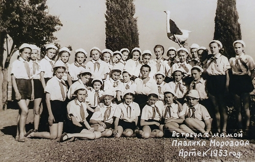 Spotkanie sowieckich pionierek z matką Pawlika Morozowa na obozie pionierskim w Arteku, 1953 rok