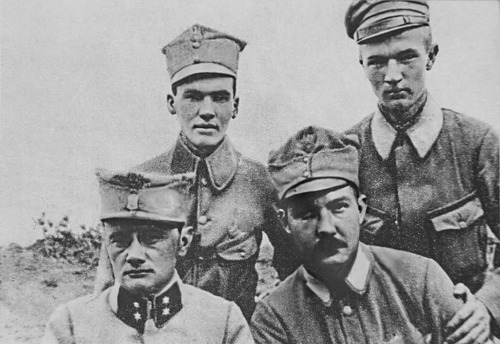 Henryk Serwaczyński (pierwszy z prawej) podczas służby w Legionach Polskich (fot. „Album Legionów Polskich”, Warszawa 1934)