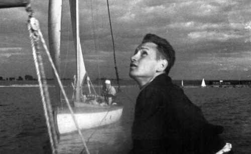 Tadeusz Denkowski na żaglówce na jeziorze Dzierżno. Lato 1952 r. (fot. ze zbiorów T. Denkowskiego)