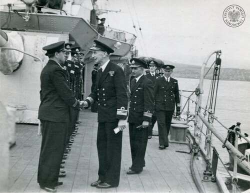 Wizyta brytyjskiego admirała na ORP Dragon, 1944 r. Za nim – trzeci od prawej – dowódca okrętu kmdr por. Stanisław Dzienisiewicz, który dowodził największymi okrętami PMW (Gryf, Dragon i Conrad). Tak charakteryzował go były podwładny Wincenty Cygan: „Nie dał nigdy powodów do narzekań czy niezadowolenia, a robił wszystko, by go kochać i podziwiać. W tym małym człowieku mieszkał wielki duch”. Kopia cyfrowa ze zbiorów Stowarzyszenia Weteranów Armii Polskiej w Ameryce (z zasobu IPN)