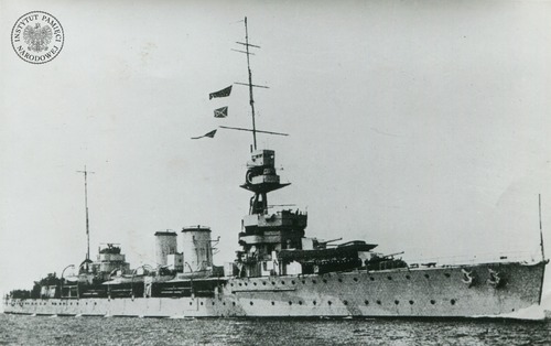 Jeden z krążowników typu D podczas służby w Royal Navy, prawdopodobnie w latach 30. XX w. HMS Dragon (pol. Smok) był pierwszym spośród 8 okrętów tego typu. Zdążył wziąć udział w I w. św., w 1919 r. walczył w obronie nadbałtyckich republik, a w czasie pokoju uczestniczył m.in. w rejsie brytyjskiej eskadry dookoła świata. Wśród załogi zyskał miano „najszczęśliwszego okrętu w marynarce wojennej”. Kopia cyfrowa ze zbiorów Stowarzyszenia Weteranów Armii Polskiej w Ameryce (z zasobu IPN)