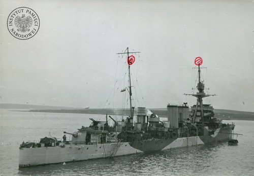 ORP Dragon – widok prawej burty, marzec 1944 r. (wg innych źródeł wrzesień 1943 r.). Ten największy wówczas okręt PMW o pełnej wyporności 5600 t rozwijał prędkość do 29 węzłów. Jego główna artyleria składała się z 5 armat kalibru 152 mm. Również na tej fotografii widać interwencję cenzora – zakreślone anteny radarów na masztach. Kopia cyfrowa ze zbiorów Stowarzyszenia Weteranów Armii Polskiej w Ameryce (z zasobu IPN)