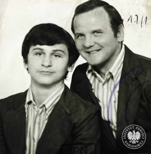 Fotografia Jerzego Kuleja z synem Waldemarem z akt paszportowych (fot. z zasobu IPN)