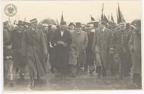 Stanisław Mikołajczyk (w centrum, w płaszczu i kapeluszu) i gen. Karol Świerczewski (pierwszy od prawej w mundurze) na lotnisku w Poznaniu, 5 lipca 1945 r. (fot. z zasobu AIPN)