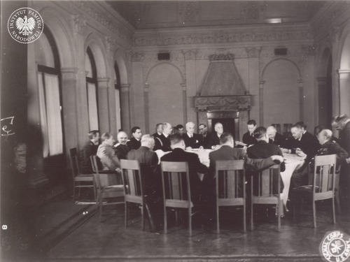 Obrady konferencji w Jałcie z udziałem delegacji ZSRS, Stanów Zjednoczonych i Wielkiej Brytanii, luty 1945 r. Zdjęcie pochodzi ze zbioru kopii cyfrowych fotografii dokumentujących wydarzenia II wojny światowej pozyskanego z Narodowej Agencji Archiwów i Nagrań w College Park w stanie Maryland w USA (fot. z zasobu AIPN)