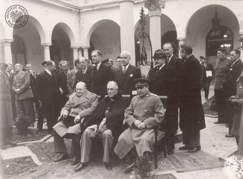 Obrady konferencji w Jałcie z udziałem delegacji ZSRS (Józef Stalin, 1 od prawej), Stanów Zjednoczonych (Franklin Delano Roosevelt, pośrodku) i Wielkiej Brytanii (Winston Churchill, 1 od lewej), luty 1945 r. Zdjęcie pochodzi ze zbioru kopii cyfrowych fotografii dokumentujących wydarzenia II wojny światowej pozyskanego z Narodowej Agencji Archiwów i Nagrań w College Park w stanie Maryland w USA (fot. z zasobu AIPN)