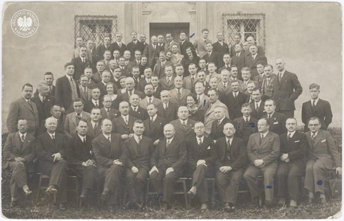 Stanisław Mikołajczyk (siedzi w pierwszym rzędzie, szósty od lewej), prawdopodobnie wśród działaczy ludowych bądź członków Polskiego Stronnictwa Ludowego (PSL). Zdjęcie wykonano w latach 1945-1947 (fot. z zasobu AIPN)