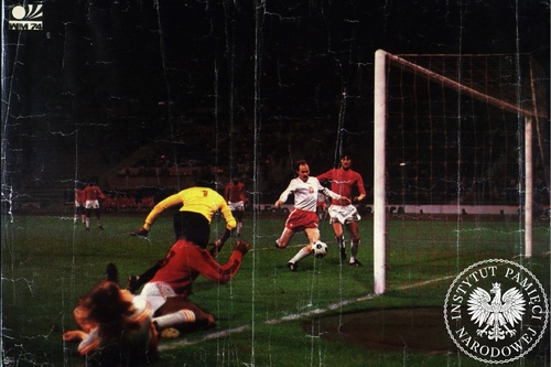 Plakat z piłkarskich Mistrzostw Świata zorganizowanych w Niemczech w 1974 r. na reprodukcji fotografii Grzegorz Lato strzela siódma bramkę dla Polski zwycięskim meczu grupowym z Haiti (fot. z zasobu AIPN)