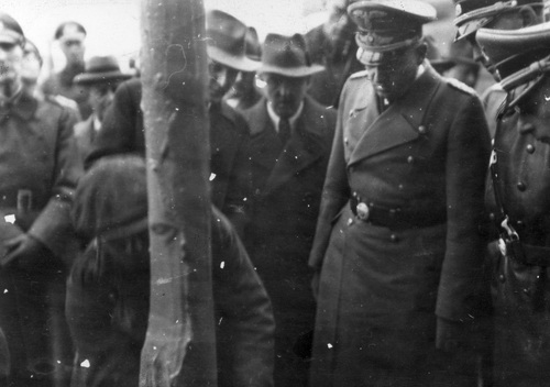 Inspekcja władz Generalnej Guberni na terenach roponośnych w okolicach Jasła, 1940 r. Widoczni: Hans Frank, Otto von Wachter i Friedrich Kruger (fot. z zasobu NAC)