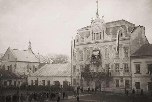 Fragment rynku w Jaśle w okresie międzywojennym. Widoczny gmach urzędu miejskiego oraz kościół farny pod wezwaniem Najświętszej Maryi Panny (fot. z zasobu NAC)