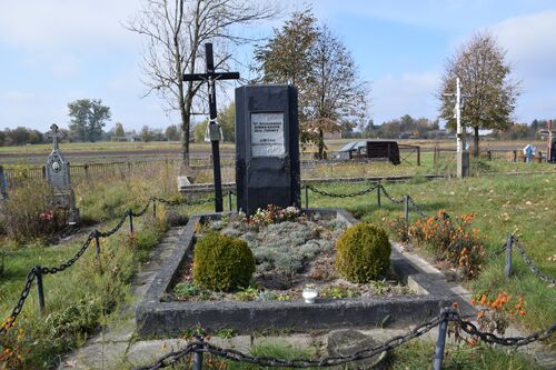 Pomnik na cmentarzu w miejscowości Białka (w obwodzie rówieńskim, w rejonie rówieńskim Ukrainy) upamiętniający śmierć 182 mieszkańców Lipnik. Napis w języku ukraińskim głosi: „Tu pochowano szczątki mieszkańców wsi Lipniki w 1943 roku. Wieczna pamięć zmarłym” (fot. Leon Popek)