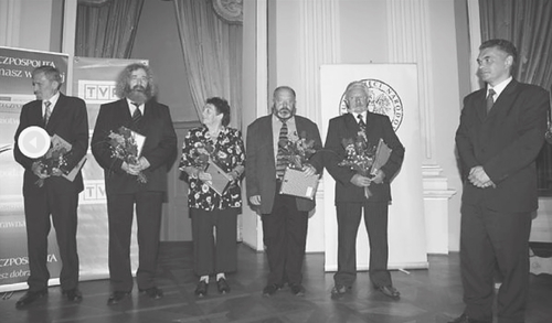 Uroczystość wręczenia nagrody Kustosz Pamięci Narodowej Obywatelskiemu Komitetowi Poszukiwań Mieszkańców Suwalszczyzny Zaginionych w Lipcu 1945 r., Warszawa, 19 czerwca 2007 r. Od lewej członkowie Komitetu: Jan Krzywosz, Piotr Bajer, Alicja Maciejowska, Mirosław Basiewicz, Stanisław Kowalczyk oraz ś.p. Janusz Kurtyka Prezes IPN, przewodniczący Kapituły nagrody