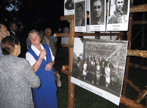 Otwarcie wystawy Zaginieni w Obławie Augustowskiej, Augustów, lipiec 2005 roku