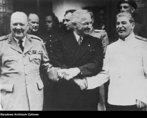 Główni uczestnicy konferencji w Poczdamie w 1945 r. Stoją od prawej: Józef Stalin, Harry S. Truman i Winston Churchill (fot. NAC)