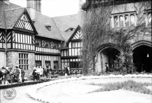 Dziedziniec wewnętrzny pałacu Cecilienhof, gdzie odbywała się konferencja poczdamska (fot. z zasobu IPN)