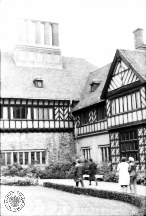 Dziedziniec wewnętrzny pałacu Cecilienhof w Poczdamie (fot. z zasobu IPN)