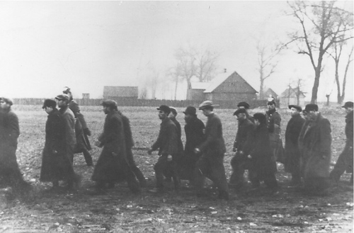 Ofiary przed egzekucją (fot. z zasobu IPN)