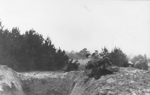 Najprawdopodobniej moment, w którym padają strzały egzekucyjne (fot. z zasobu IPN)