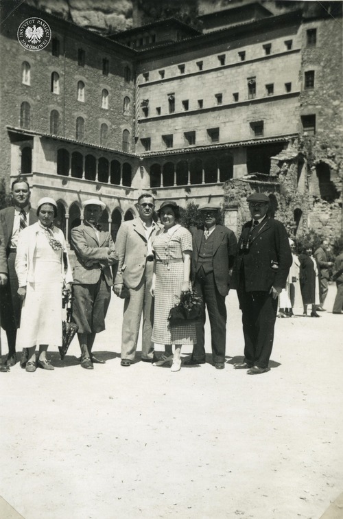 Grupa pasażerów m/s „Batory” podczas zwiedzania klasztoru Montserrat w Hiszpanii – 25 kwietnia 1936 r. (fot. z zasobu IPN)