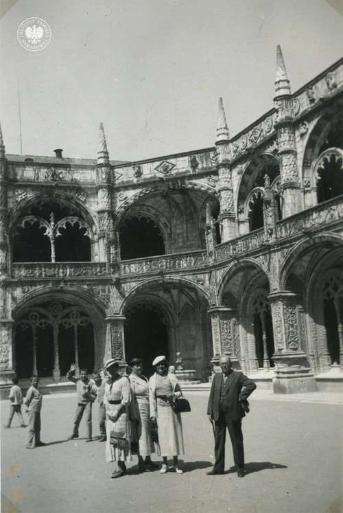 Zwiedzanie przez pasażerów m/s „Batory” klasztoru Hieronimitów w Lizbonie – 3 V 1936 r. (fot. z zasobu IPN)