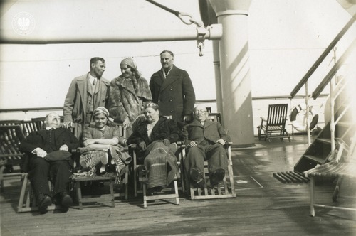 Grupa turystów wypoczywa na pokładzie m/s „Batory” – maj 1936 r. (fot. z zasobu IPN)