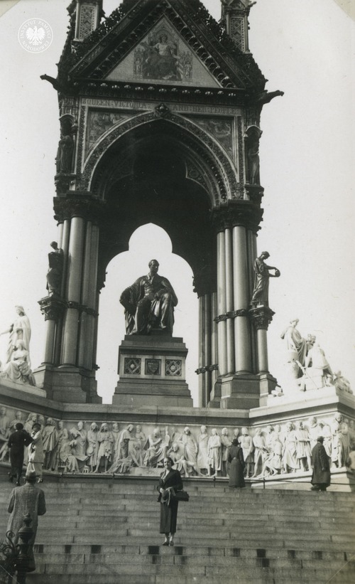 Maria Smelter przed pomnikiem księcia Alberta w Londynie – 7 V 1936 r. (fot. z zasobu IPN)