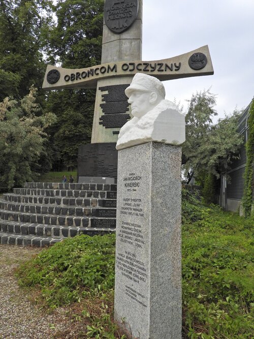 Upamiętnienie 27. Wołyńskiej Dywizji Piechoty Armii Krajowej na skwerze Wołyńskim w Warszawie – pomnik w kształcie miecza i popiersie generała Jana Wojciecha Kiwerskiego (fot. IPN)