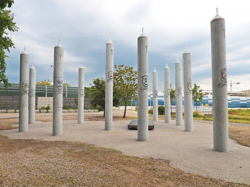 Upamiętnienie 27. Wołyńskiej Dywizji Piechoty Armii Krajowej na skwerze Wołyńskim w Warszawie – 11 kamiennych kolumn-świec upamiętniających męczeństwo Polaków z 11 wołyńskich powiatów (fot. IPN)