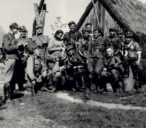 Partyzanci 5 Wileńskiej Brygady AK we wsi Kiersnowo (Białostocczyzna). Stoja od lewej: plut. Jerzy Lejkowski „Szpagat”, Jan Gabis ,,Wieczorek”, Stanisław Lipowski „Lipa”, Danuta Siedzikowna „Inka”. Na prawo od niej stoi plut. Henryk Wieliczko „Lufa”, kl"czy przed nim kpr. Bogdan Obuchowicz „Zbyszek”, obok „Lufy” stoi st. strz. Roman Dopierało „Dabek”, N.N., por. Marian Plucinski „Mscisław”, strz. Leon Krzemien „Mur”, N.N., Stanisław Wujec „Błyskawica” (fot. z zasobu AIPN)