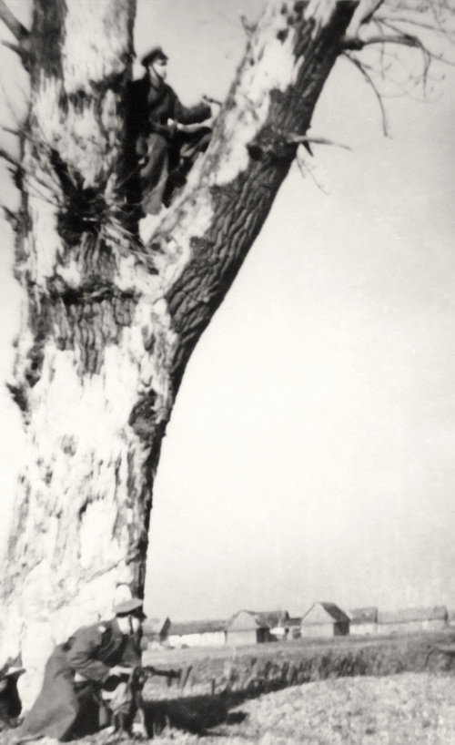 Prawdopodobnie inscenizowana sytuacja. Zdjęcie podpisane przez aparat represji „Wypad na band” (fot. z zasobu AIPN)