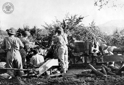 Zamaskowane stanowisko ciężkiej siedemnastofuntowej armaty przeciwpancernej (kaliber 76,2 mm) trzeciej baterii jednego z dywizjonów Piątego Kresowego Pułku Artylerii Przeciwpancernej Piątej Kresowej Dywizji Piechoty. Na pierwszym planie stos łusek po pociskach. Rejon Ankony, lipiec 1944 roku