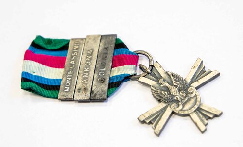 Krzyż Czynu Bojowego Polskich Sił Zbrojnych na Zachodzie, Monte Cassino – Ankona – Bolonia szeregowego Józefa Suszewskiego (1910–1991) z czwartej kompanii Piątego Kresowego Batalionu Saperów. Artefakt z kolekcji przekazanej do zasobu IPN przez pana Włodzimierza Suszewskiego, syna bohatera