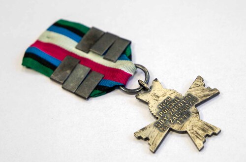 Krzyż Czynu Bojowego Polskich Sił Zbrojnych na Zachodzie, Monte Cassino – Ankona – Bolonia szeregowego Józefa Suszewskiego (1910–1991) z czwartej kompanii Piątego Kresowego Batalionu Saperów. Artefakt z kolekcji przekazanej do zasobu IPN przez pana Włodzimierza Suszewskiego, syna bohatera